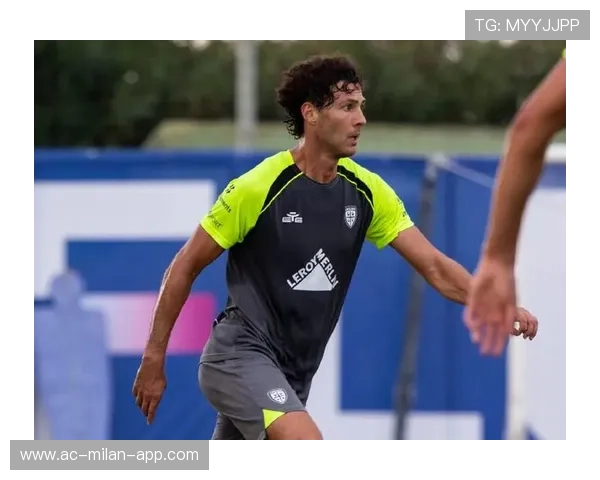 卡利亚里拉杜尼亚训练中高球表现极稳定