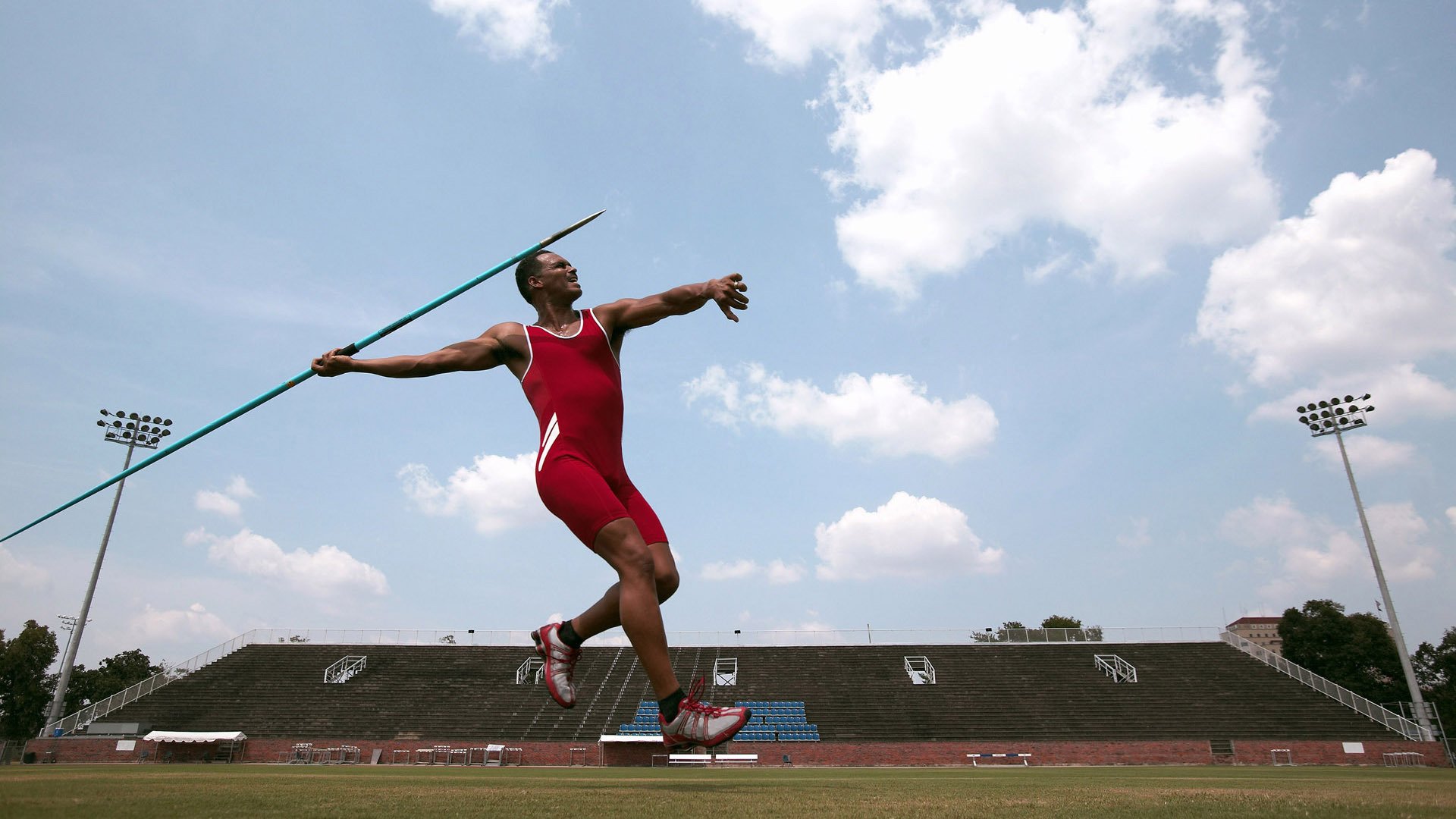 球队在极端天气下坚持高质量训练展现职业态度与抗压能力