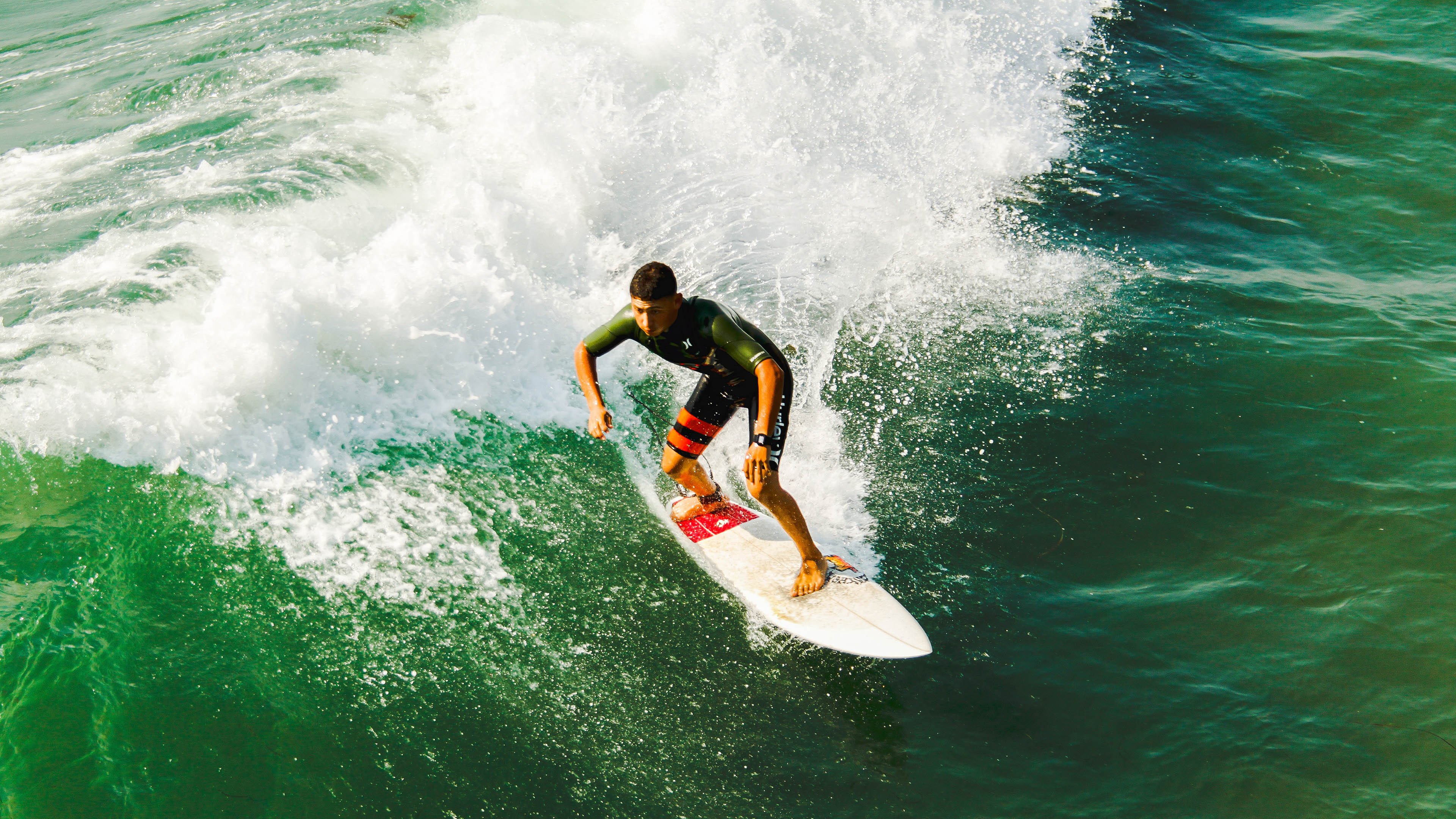 米兰体育官网平台-约翰·恩多耶-布鲁阿尔后程加速力压群雄，约翰布鲁纳